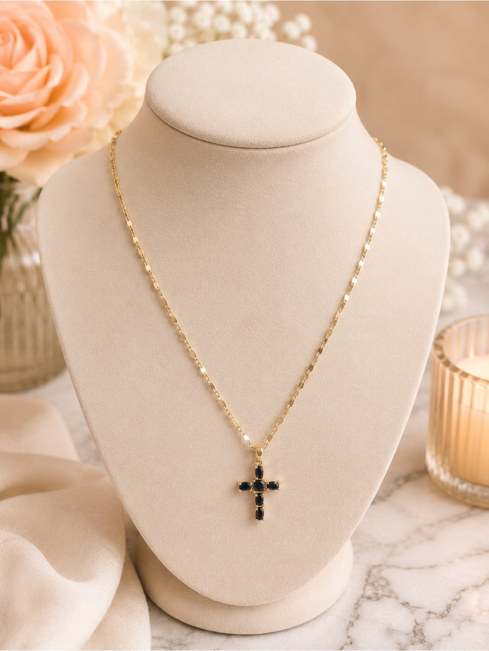 Collar Dorado con Cruz y Piedras Negras ✨